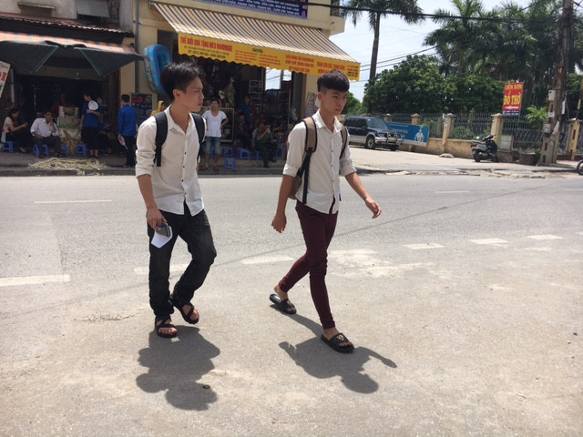 Nhiều thí sinh đến sớm để chuẩn bị cho bài thi môn Toán dù trời nắng nóng. Nhiều thí sinh đến sớm để chuẩn bị cho bài thi môn Toán dù trời nắng nóng.