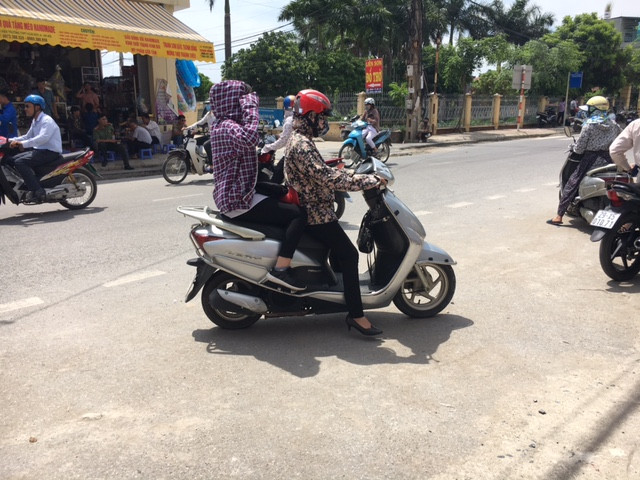 Cái nắng gay gắt khiến phụ huynh đưa con không dám dừng lại quá lâu tại cổng trường. Cái nắng gay gắt khiến phụ huynh đưa con không dám dừng lại quá lâu tại cổng trường.