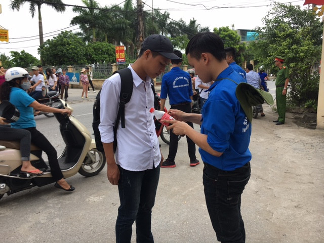 Các tình nguyện viên hỗ trợ thí sinh bóc các nhãn mác chai nước để đảm bảo không có tiêu cực trong thi cử. Các tình nguyện viên hỗ trợ thí sinh bóc các nhãn mác chai nước để đảm bảo không có tiêu cực trong thi cử.