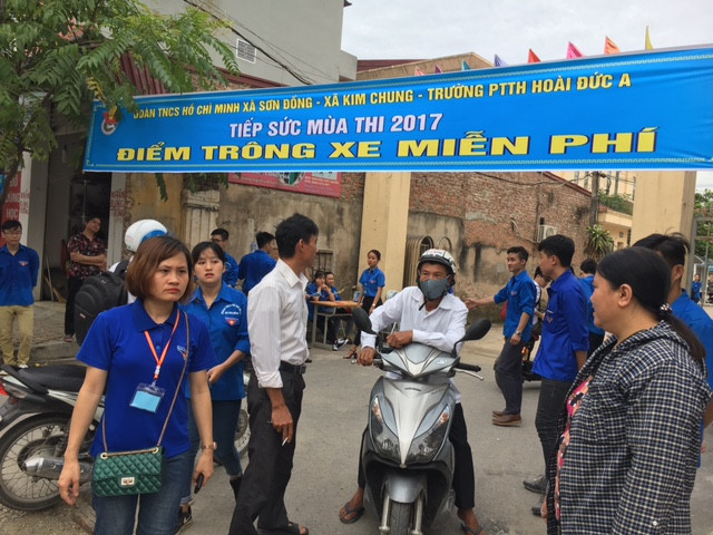 Hội đồng thi cũng có nơi gửi xe miễn phí cho phụ huynh đưa con đi thi. Hội đồng thi cũng có nơi gửi xe miễn phí cho phụ huynh đưa con đi thi.