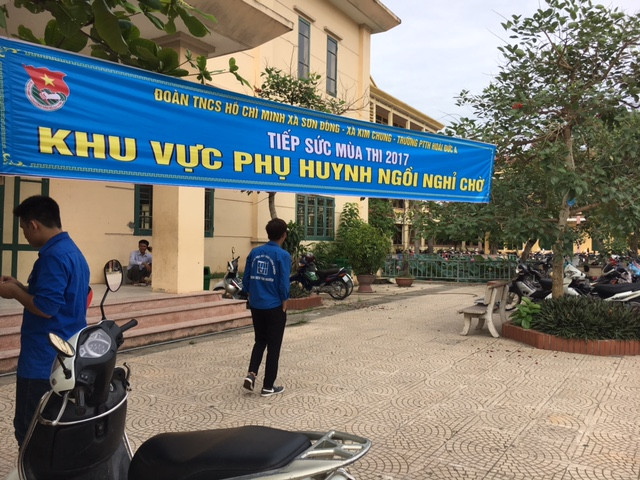 Ban tổ chức bố trí khu vực phụ huynh ngồi nghỉ chờ. Ban tổ chức bố trí khu vực phụ huynh ngồi nghỉ chờ.