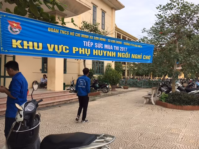 Ban tổ chức bố trí khu vực phụ huynh ngồi nghỉ chờ.