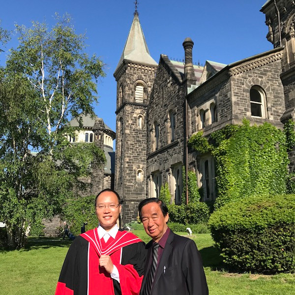 Giáo sư Nguyễn Lân Dũng dự hai lễ tốt nghiệp Đại học và nhận bằng Tiến sĩ, Thạc sĩ tại trường Đại học Toronto.