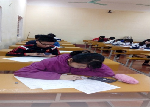 Thí sinh làm bài thi. Ảnh: Văn Lự Thí sinh làm bài thi. Ảnh: Văn Lự