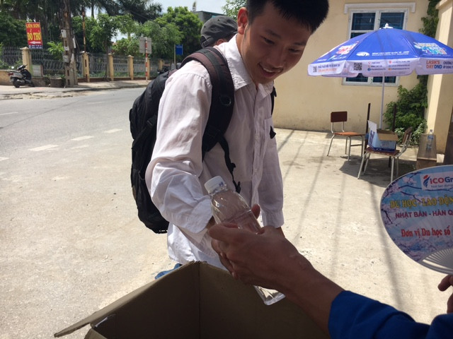 Nhiều em muốn lấy nước uống do trời quá nắng nóng. Nhiều em muốn lấy nước uống do trời quá nắng nóng.