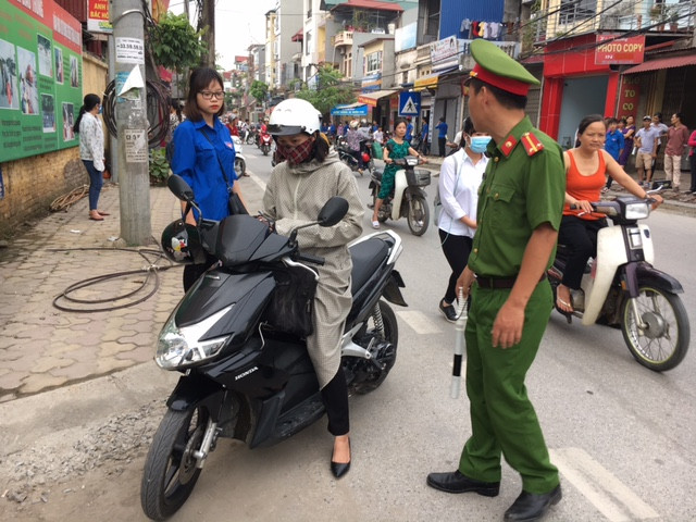 Vì địa điểm thi gần đường lớn nên lực lượng công an, cảnh sát và sinh viên tình nguyện phải rất nỗ lực để tránh ùn tắc trong giờ phụ huynh đưa và đón thí sinh. Vì địa điểm thi gần đường lớn nên lực lượng công an, cảnh sát và sinh viên tình nguyện phải rất nỗ lực để tránh ùn tắc trong giờ phụ huynh đưa và đón thí sinh.