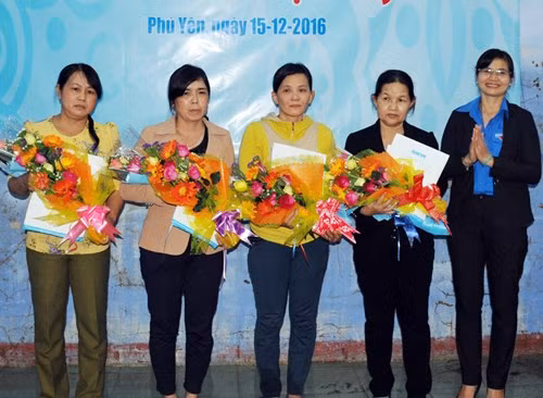 Cô giáo Nguyễn Thị Hòa và các đồng nghiệp đã nỗ lực cứu các em học sinh mầm non thoát khỏi nước lũ. (Ảnh: Thiên Lý/ VnExpress.net)