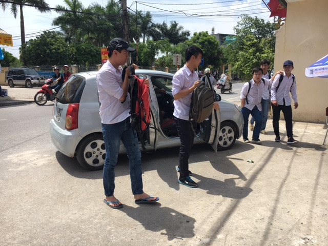 Nhiều thí sinh được gia đình đưa đi bằng ô tô hoặc tắc xi. Nhiều thí sinh được gia đình đưa đi bằng ô tô hoặc tắc xi.