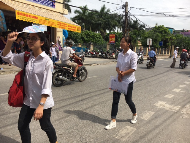 Nhiều thí sinh vui vẻ vì đề năm nay tương đối vừa sức. Nhiều thí sinh vui vẻ vì đề năm nay tương đối vừa sức.