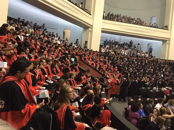 Lễ tốt nghiệp tại trường Đại học Toronto.