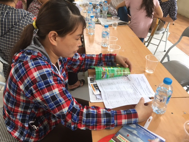 Cô Hoa (ở xã Vân Côn) lo lắng trong giờ phút con bước vào môn thi đầu tiên. Cô Hoa (ở xã Vân Côn) lo lắng trong giờ phút con bước vào môn thi đầu tiên.