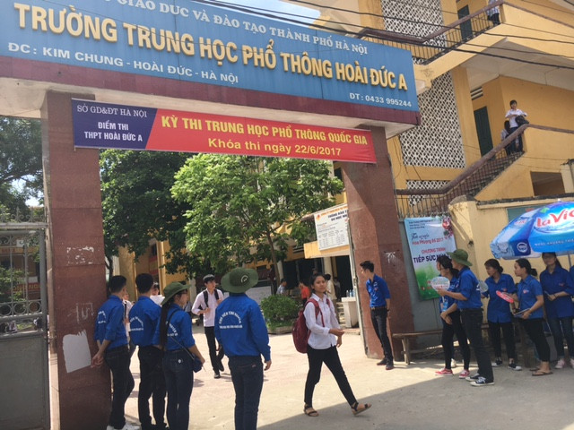 Sau khi hết giờ, cổng trường mở cửa nhiều thí sinh mải tìm phụ huynh. Sau khi hết giờ, cổng trường mở cửa nhiều thí sinh mải tìm phụ huynh.
