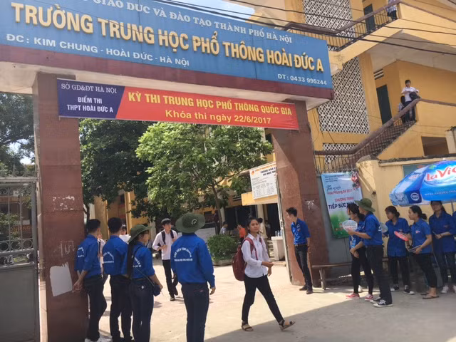 Sau khi hết giờ, cổng trường mở cửa nhiều thí sinh mải tìm phụ huynh.