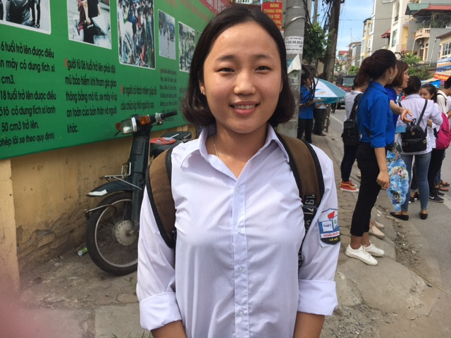 Phương Anh vui vẻ vì đã hoàn thành bài thi khá tốt. Phương Anh vui vẻ vì đã hoàn thành bài thi khá tốt.