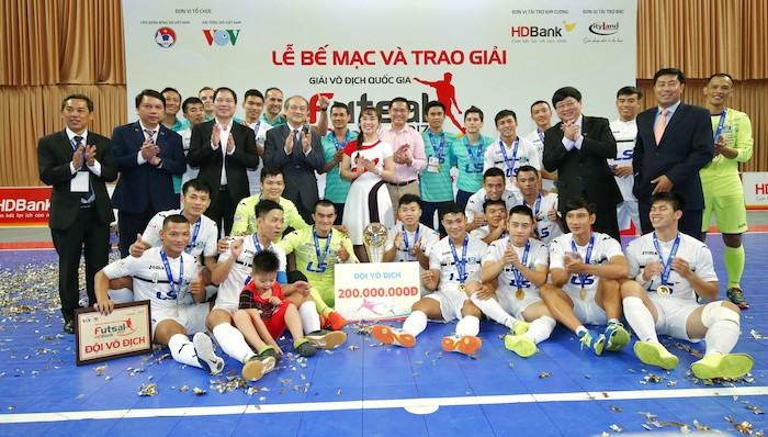 Thái Sơn Nam nhận cúp, cờ, Huy chương vàng và 200 triệu đồng.