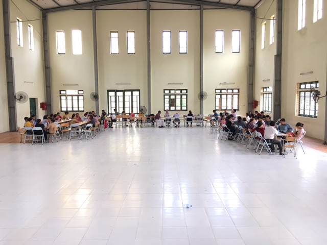 Đa số phụ huynh chọn về nhà sau khi đưa con đến trường thi, một số phụ huynh nhà xa hơn thì ở lại chờ con thi xong. Đa số phụ huynh chọn về nhà sau khi đưa con đến trường thi, một số phụ huynh nhà xa hơn thì ở lại chờ con thi xong.