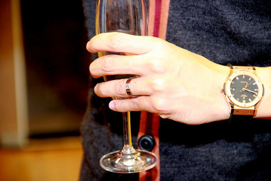 Khác với chiếc nhẫn của Hà Tăng, chiếc nhẫn của Louis Nguyễn chỉ có duy nhất một viên kim cương Khác với chiếc nhẫn của Hà Tăng, chiếc nhẫn của Louis Nguyễn chỉ có duy nhất một viên kim cương