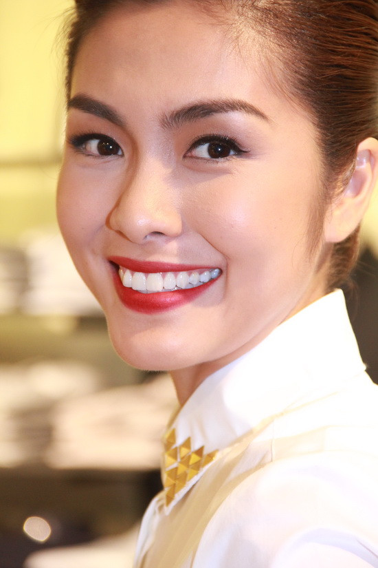 Đi bên cạnh tân lang Louis Nguyễn thư sinh, “đả nữ” màn ảnh Việt tạo ấn tượng với phong cách thời trang quần cạp cao, áo blazer trắng và trang điểm nhẹ nhàng, mái tóc bới cao cùng nụ cười thường trực. Đi bên cạnh tân lang Louis Nguyễn thư sinh, “đả nữ” màn ảnh Việt tạo ấn tượng với phong cách thời trang quần cạp cao, áo blazer trắng và trang điểm nhẹ nhàng, mái tóc bới cao cùng nụ cười thường trực.