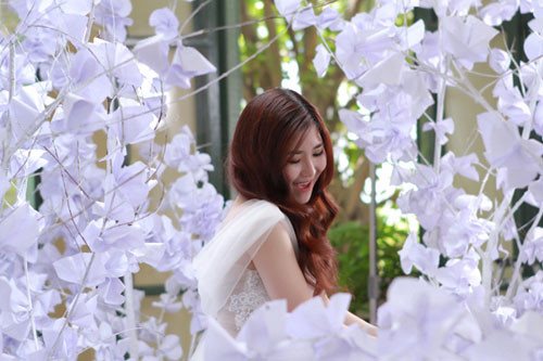 Bối cảnh của MV được sắp đặt và tính toán phù hợp với những cung bậc tình cảm có sự chuyển biến trong tâm trạng của một cô gái khi bắt đầu có những rung động tình cảm đầu đời khi hé mở trái tim để đón nhận những cảm xúc mới chớm nở.