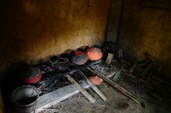 Bếp rơm và các niêu đất. Bếp rơm và các niêu đất.