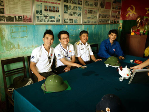 Ca sỹ Hoàng Hiệp (ngoài cũng bên trái) và Xuân Bắc nói chuyện cùng các chiến sỹ. Ca sỹ Hoàng Hiệp (ngoài cũng bên trái) và Xuân Bắc nói chuyện cùng các chiến sỹ.