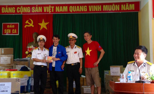 Xuân Bắc giản dị trong buổi giao lưu với anh em chiến sĩ Đảo Sơn Ca. Xuân Bắc giản dị trong buổi giao lưu với anh em chiến sĩ Đảo Sơn Ca.