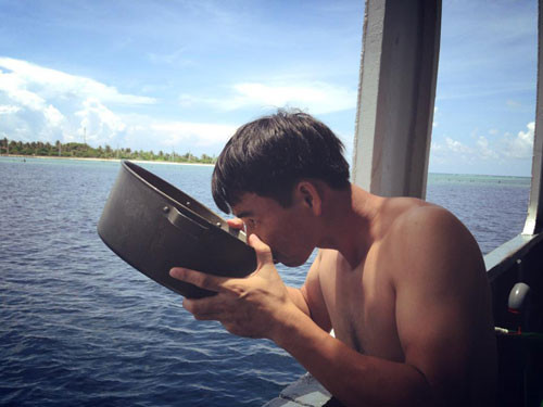 Xuân Bắc cởi trần uống nước... Xuân Bắc cởi trần uống nước...