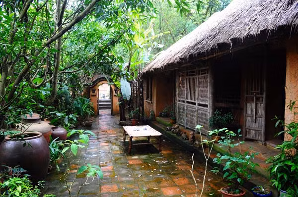 Nhà mái lá với các tấm phên nứa, đặc trưng nông thôn vùng đồng bằng Bắc Bộ.