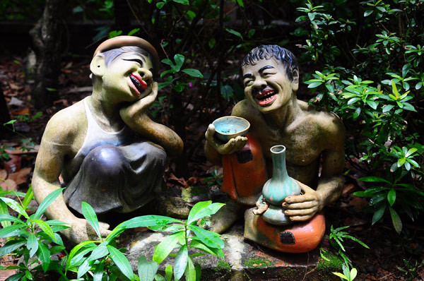 Tượng đất mô phỏng nhân vật Chí Phèo, Thị Nở. Tượng đất mô phỏng nhân vật Chí Phèo, Thị Nở.