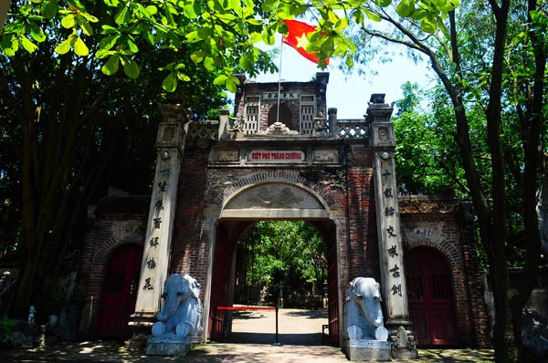 Việt Phủ rợp trong bóng cây xanh, mở cửa bán vé tham quan 100.000 đồng và chụp ảnh cưới 4 triệu đồng. Việt Phủ rợp trong bóng cây xanh, mở cửa bán vé tham quan 100.000 đồng và chụp ảnh cưới 4 triệu đồng.