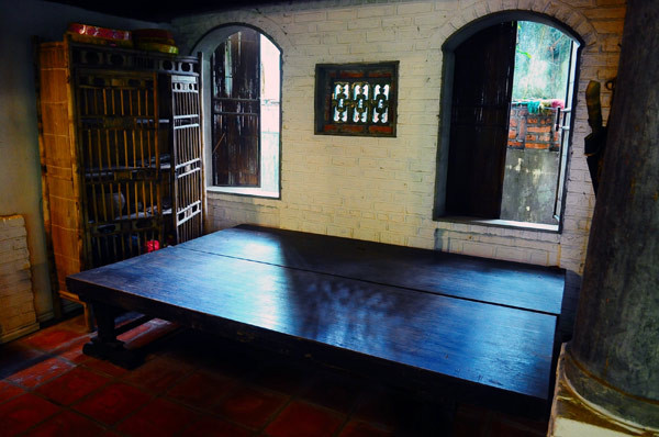 Bên trong với các bộ tràng kỷ, sập gụ, tủ chè... Một trong những chiếc phản cổ có giá trị đặt trong căn nhà ba gian tại Phủ. Bên trong với các bộ tràng kỷ, sập gụ, tủ chè... Một trong những chiếc phản cổ có giá trị đặt trong căn nhà ba gian tại Phủ.