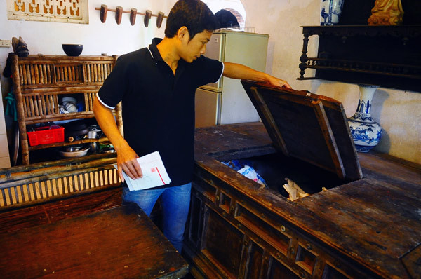 Rương cổ vừa để nằm vừa là nơi để đồ. Rương cổ vừa để nằm vừa là nơi để đồ.