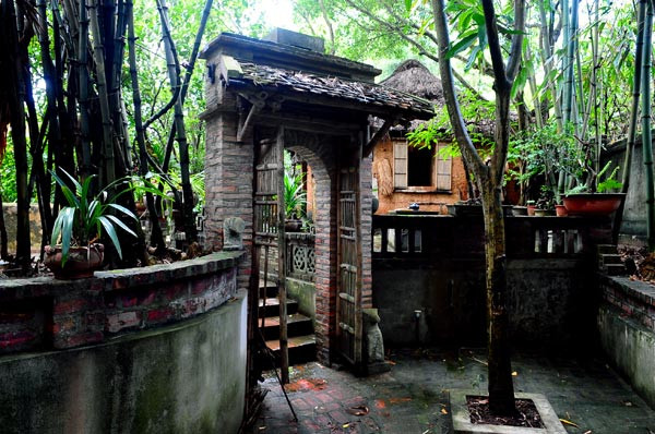 Các khu nhà tách biệt với nhau bằng những chiếc cổng ra vào. Các khu nhà tách biệt với nhau bằng những chiếc cổng ra vào.