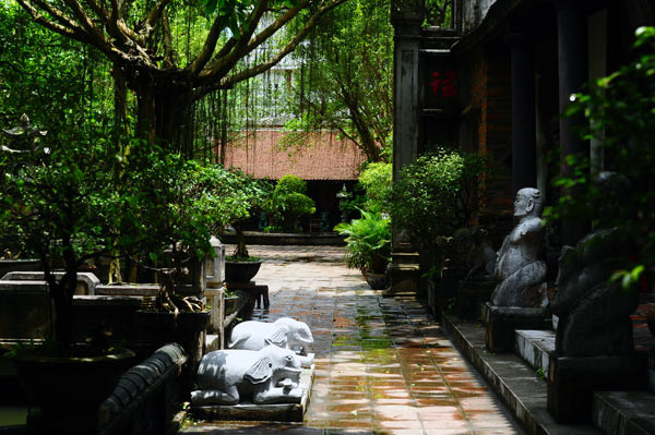 Phủ Thành Chương là có rất nhiều cây xanh. Các khu nhà với thiết kế đặc trưng riêng, khác nhau gồm cả phong cách đồng bằng Bắc Bộ lẫn miền Trung, Nam Bộ... là địa điểm tổ chức nhiều sự kiện, đặc biệt là dịp lễ kỷ niệm 1000 năm Thăng Long - Hà Nội. Từ quốc lộ 2 đi vào có nhiều biển chỉ dẫn đường vào Phủ. Phủ Thành Chương là có rất nhiều cây xanh. Các khu nhà với thiết kế đặc trưng riêng, khác nhau gồm cả phong cách đồng bằng Bắc Bộ lẫn miền Trung, Nam Bộ... là địa điểm tổ chức nhiều sự kiện, đặc biệt là dịp lễ kỷ niệm 1000 năm Thăng Long - Hà Nội. Từ quốc lộ 2 đi vào có nhiều biển chỉ dẫn đường vào Phủ.