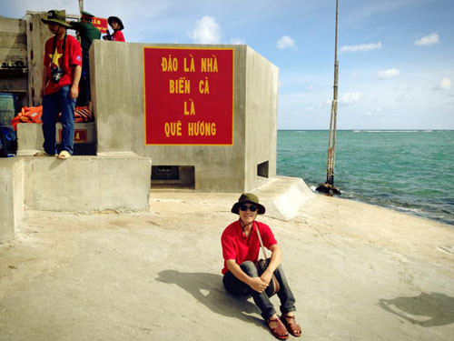 Ca sỹ Hoàng Hiệp ghi lại hình ảnh trên Đảo Trường Sa. Ca sỹ Hoàng Hiệp ghi lại hình ảnh trên Đảo Trường Sa.