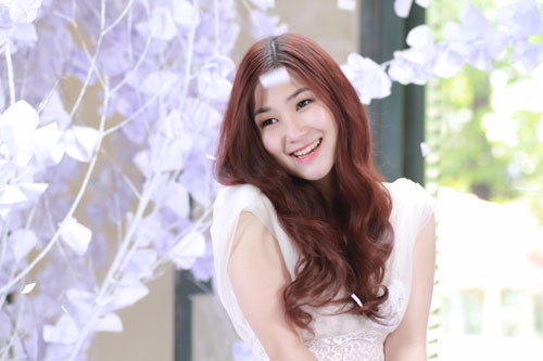 Để khắc họa rõ nét về trạng thái cảm xúc này, ê kíp đã lựa chọn một căn phòng kín và hình ảnh những tia nắng dần hiện lên trong căn phòng như một sự gợi mở tinh tế hé lộ sự thay đổi cảm xúc của cô gái.