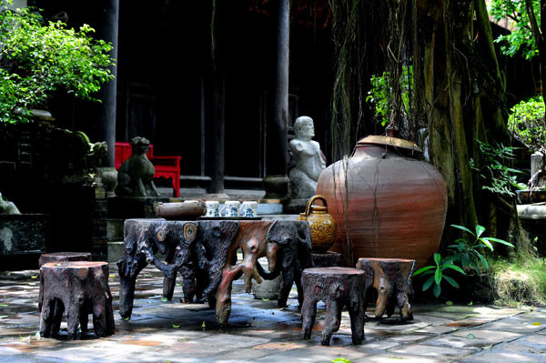 Ngoài sân trước hiên nhà, du khách có thể ngồi chơi xơi nước trong một không gian yên ả, thanh bình. Ngoài sân trước hiên nhà, du khách có thể ngồi chơi xơi nước trong một không gian yên ả, thanh bình.