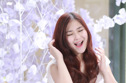 Quá trình ghi hình đầu tay diễn ra từ lúc 9h sáng và kết thúc trễ hơn thời gian dự kiến là 17h, nhưng tất cả ê kíp và 2 diễn viên chính của MV đều không tỏ ra mệt mỏi mà rất hào hứng và nhiệt tình.