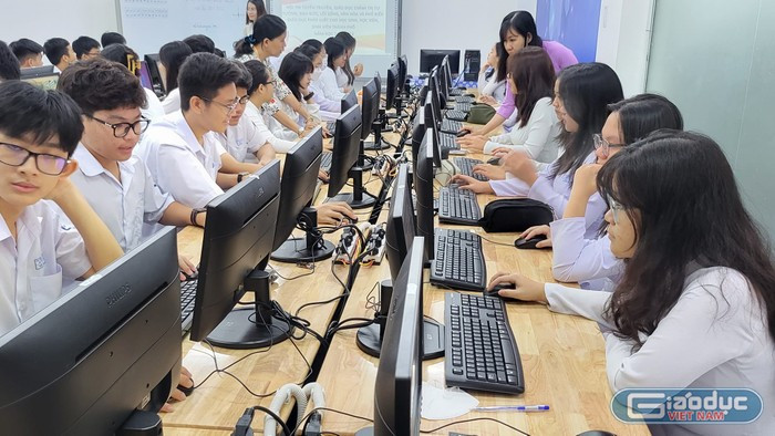 Thành phố phấn đấu 100% học sinh tốt nghiệp trung học phổ thông có trình độ ứng dụng công nghệ thông tin cơ bản (ảnh minh họa: V.D) Thành phố phấn đấu 100% học sinh tốt nghiệp trung học phổ thông có trình độ ứng dụng công nghệ thông tin cơ bản (ảnh minh họa: V.D)