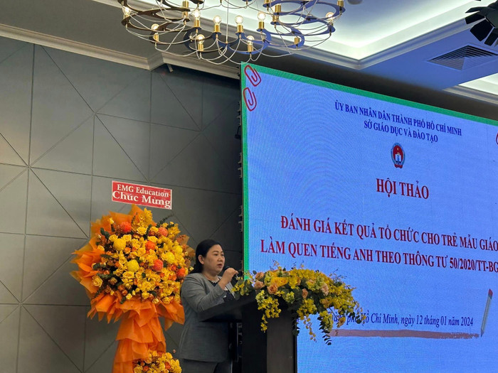 Bà Lương Thị Hồng Điệp - Trưởng phòng Giáo dục Mầm non báo cáo tại hội thảo (ảnh: V.D) Bà Lương Thị Hồng Điệp - Trưởng phòng Giáo dục Mầm non báo cáo tại hội thảo (ảnh: V.D)