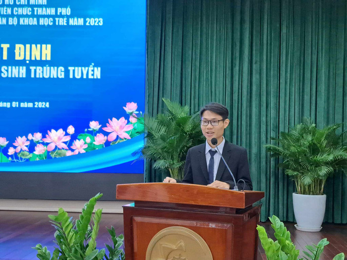 Ứng viên Lưu Văn Khoa phát biểu cảm tưởng tại buổi lễ (ảnh: V.D)