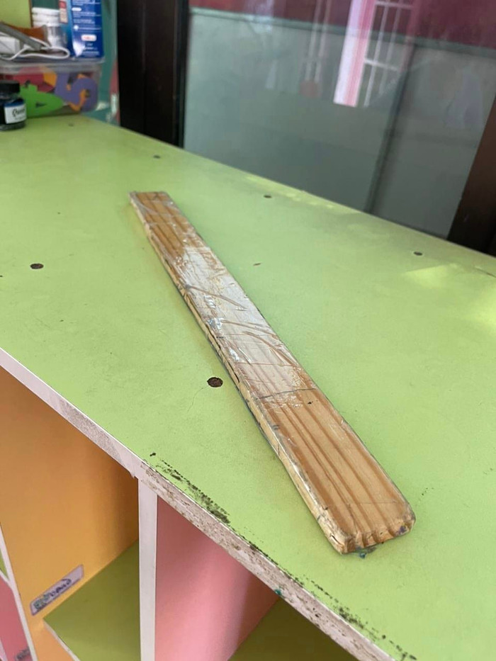 Cây thước gỗ mà theo gia đình bé T. cho rằng các cô đã dùng đánh học sinh (ảnh: Phụ huynh cung cấp) Cây thước gỗ mà theo gia đình bé T. cho rằng các cô đã dùng đánh học sinh (ảnh: Phụ huynh cung cấp)