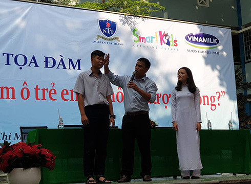 Võ sư Trần Trung Sơn hướng dẫn cho học sinh cách phòng chống xâm hại tình dục (ảnh: P.L) Võ sư Trần Trung Sơn hướng dẫn cho học sinh cách phòng chống xâm hại tình dục (ảnh: P.L)