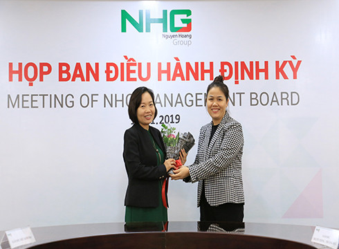 Thạc sĩ Trần Thị Kim Yến nhận hoa chúc mừng từ Ban lãnh đạo Tập đoàn giáo dục Nguyễn Hoàng (ảnh: NHG) Thạc sĩ Trần Thị Kim Yến nhận hoa chúc mừng từ Ban lãnh đạo Tập đoàn giáo dục Nguyễn Hoàng (ảnh: NHG)