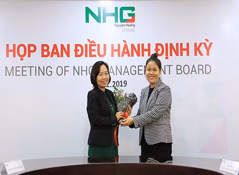Thạc sĩ Trần Thị Kim Yến nhận hoa chúc mừng từ Ban lãnh đạo Tập đoàn giáo dục Nguyễn Hoàng (ảnh: NHG)