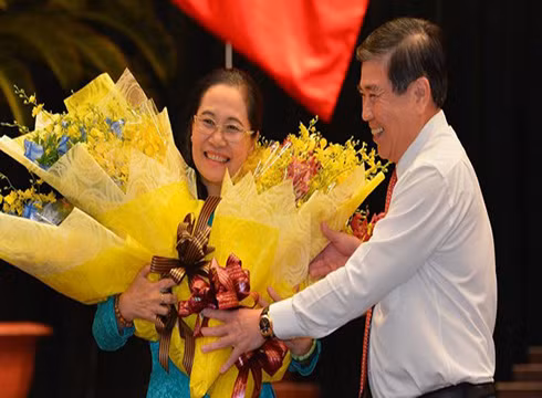 Chủ tịch Ủy ban nhân dân Thành phố Hồ Chí Minh tặng hoa cho tân Chủ tịch Hội đồng nhân dân (ảnh: SGGP)