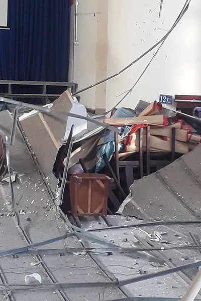 Hội trường ngổn ngang các mảng bê tông bị vỡ sau sự cố la phông bị sập (ảnh: CTV) Hội trường ngổn ngang các mảng bê tông bị vỡ sau sự cố la phông bị sập (ảnh: CTV)