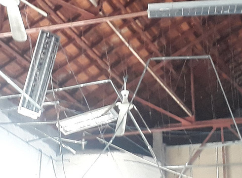 Dây diện, máng đèn treo lòng thòng bên trong hội trường của Trường Thủ Thiêm (ảnh: CTV) Dây diện, máng đèn treo lòng thòng bên trong hội trường của Trường Thủ Thiêm (ảnh: CTV)