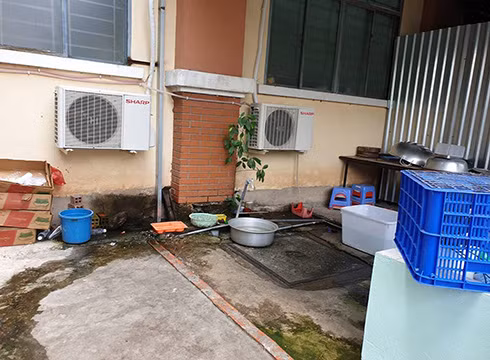 Cho tới ngày 4/4 vẫn còn có thể nhìn thấy cảnh rửa dụng cụ bẩn như vậy ở căng tin nhà trường (ảnh: P.L)