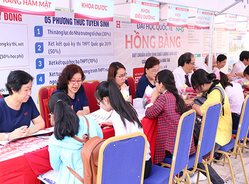 Gian hàng tư vấn của Trường Đại học Quốc tế Hồng Bàng luôn thu hút đông học sinh, phụ huynh (ảnh: HIU) Gian hàng tư vấn của Trường Đại học Quốc tế Hồng Bàng luôn thu hút đông học sinh, phụ huynh (ảnh: HIU)